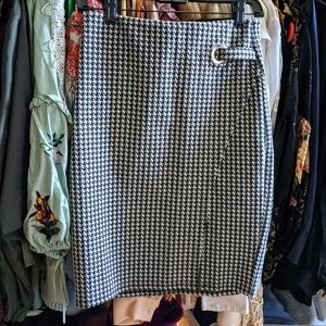 Stretch pencil skirt with leg slit